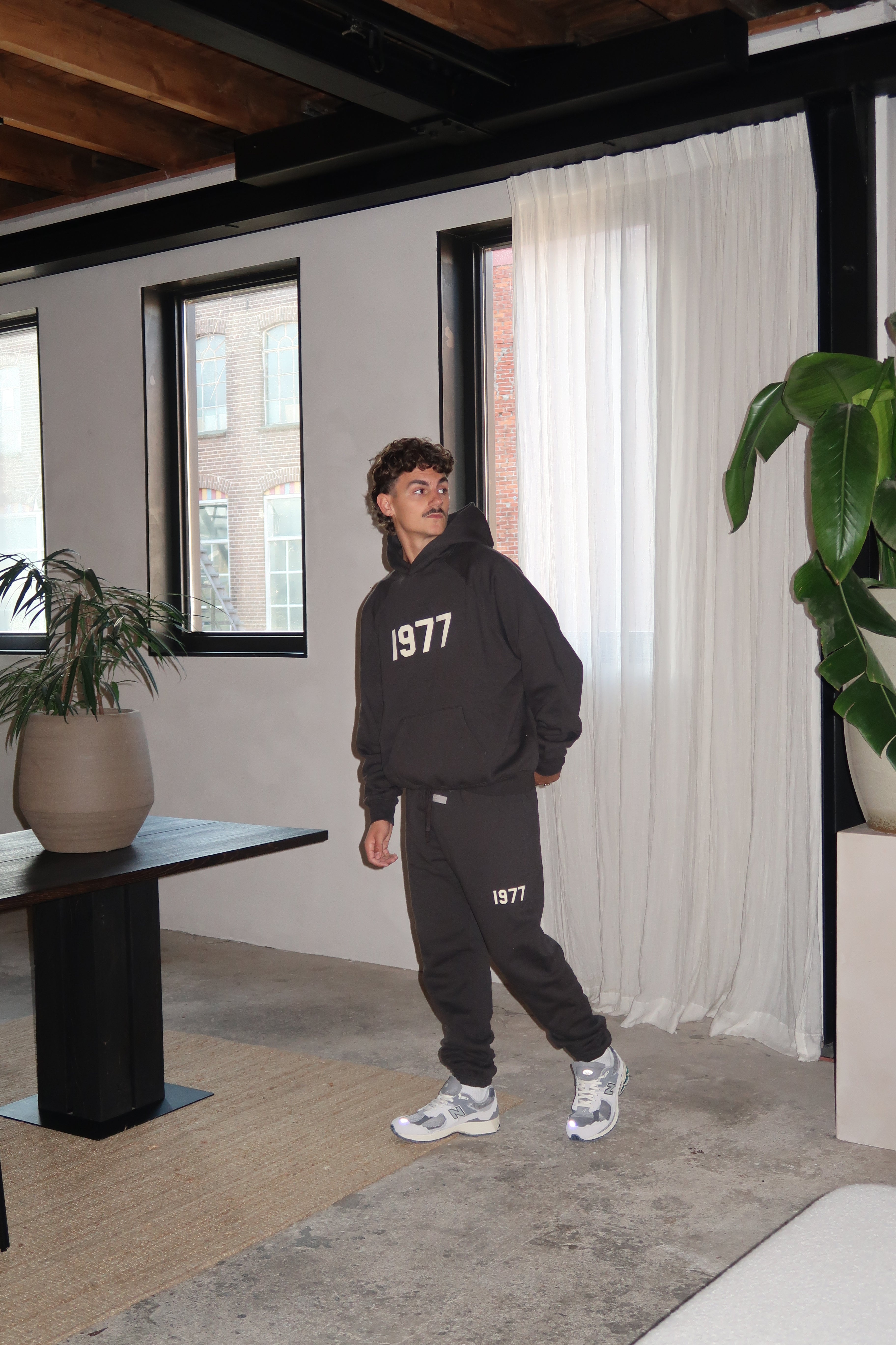 Fear of God Essentials 1977 Iron Black Lange Broek